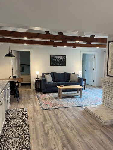 Cozy 2-bedroom cabin in tranquil China, Maine with AC, WiFi