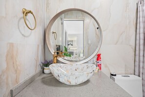 Douche, sèche-cheveux, serviettes fournies, savon