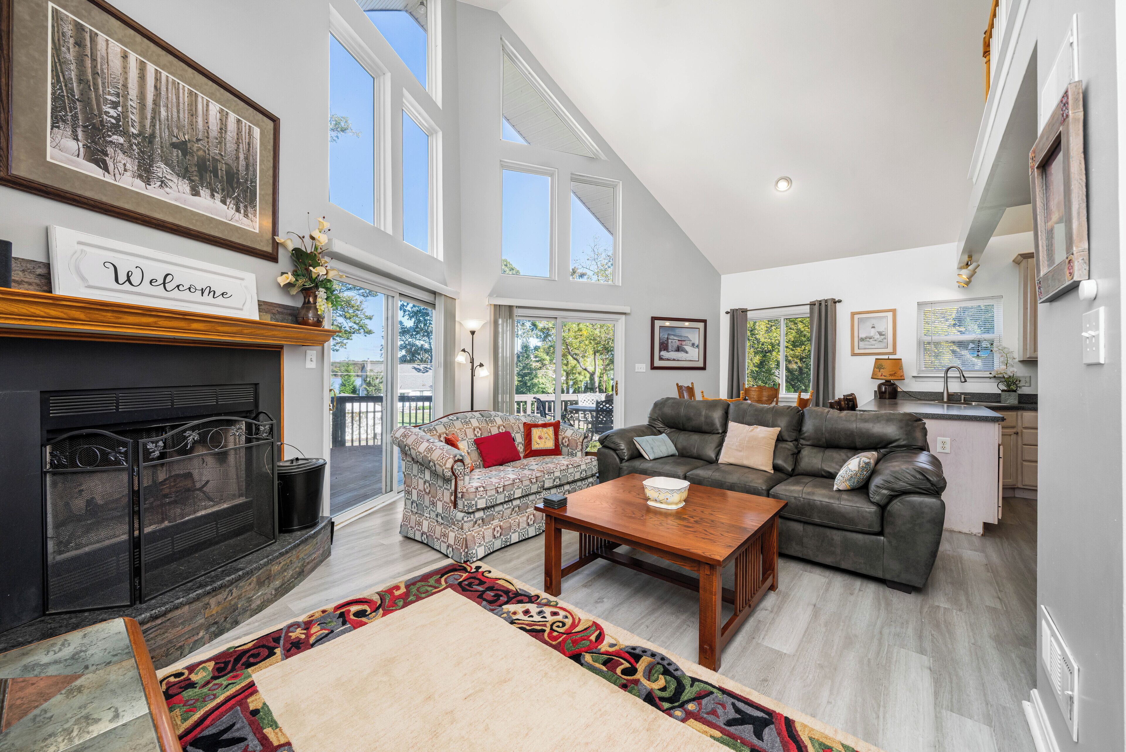 TV connectée, cheminée, table de tennis de table, livres