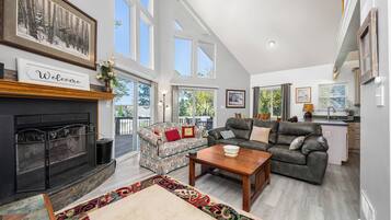 TV connectée, cheminée, table de tennis de table, livres