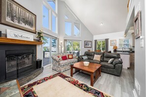 Smart TV, chimenea, tenis de mesa y libros 