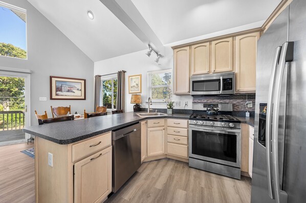 Refrigerador, microondas, horno y parrilla de estufa 