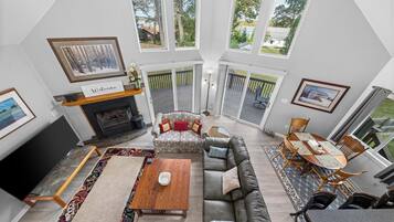 Smart TV, fireplace, ping pong, books