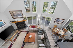 Smart TV, chimenea, tenis de mesa y libros 