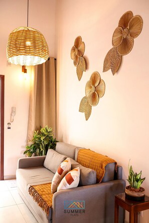 Elite Suite | Living area | Flat-screen TV