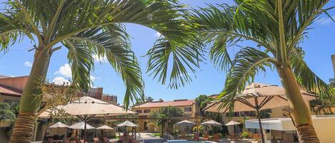 2 kolam renang terbuka