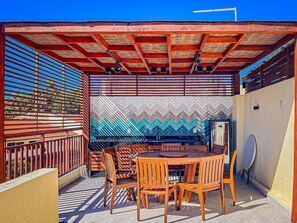 Apartamento | Restaurante al aire libre