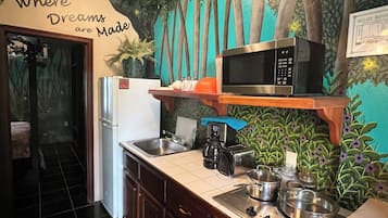 Refrigerador, microondas, parrilla de estufa y cafetera y tetera