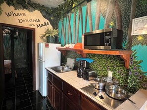 Refrigerador, microondas, placa de cocina, cafetera/tetera