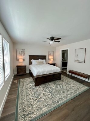 3 bedrooms, desk, iron/ironing board, WiFi - Close to UT, Downtown Knoxville & Smokies Baseball (Knoxville)