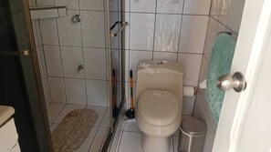 Dusj, håndklær, såpe og toalettpapir