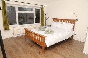 3 bedrooms, desk, iron/ironing board, WiFi
