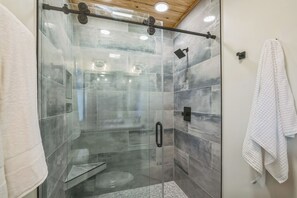 Een douche, een haardroger, handdoeken, zeep