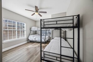 5 bedrooms, iron/ironing board, WiFi, bed sheets