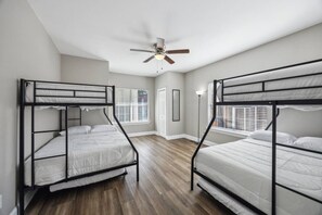 5 chambres, fer et planche à repasser, Wi-Fi, draps fournis