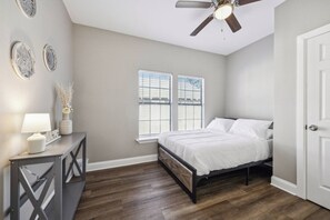 5 عدّة غرف نوم ومكواة/لوح كي وواي فاي وملاءات أسرّة