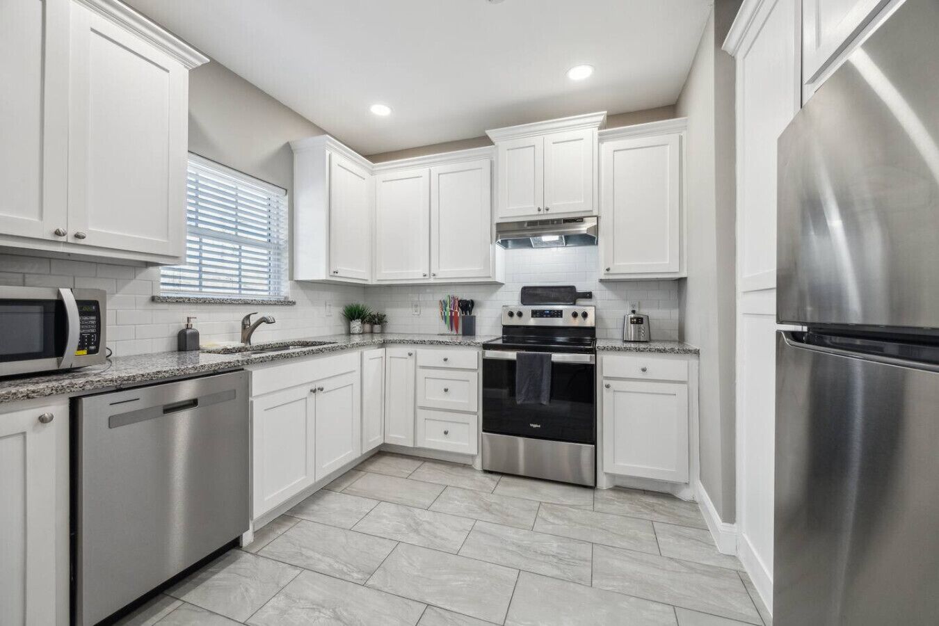 Refrigerador, microondas, horno y lavavajillas 