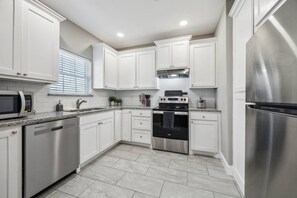 Fridge, microwave, oven, dishwasher - 15 Bed Home Minutes from Dallas (Dallas)