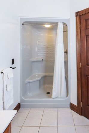 Dusche, Whirlpool, Haartrockner, Handtücher