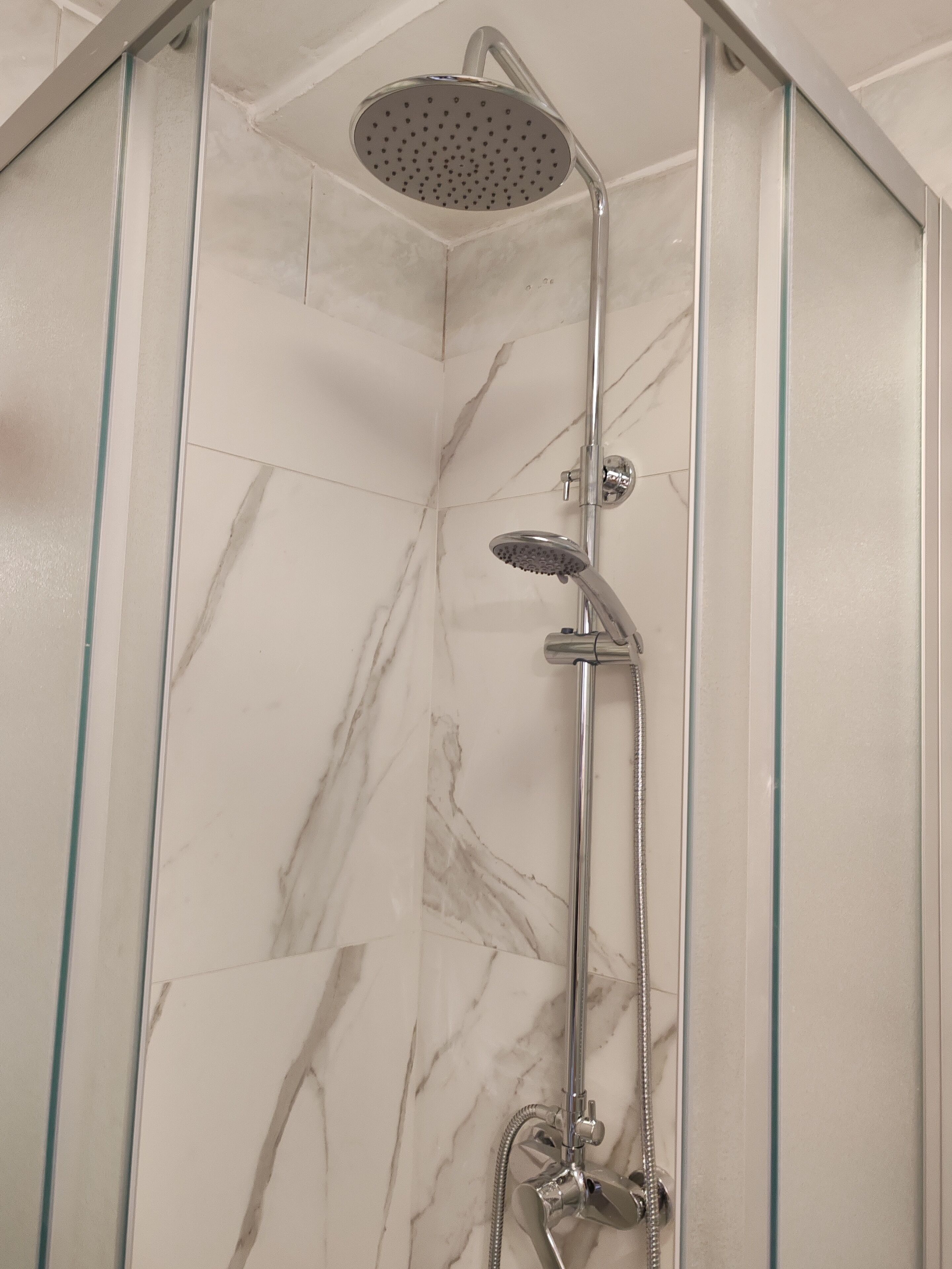 Dusche, Haartrockner, Bidet, Handtücher