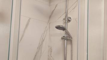 Dusche, Haartrockner, Bidet, Handtücher