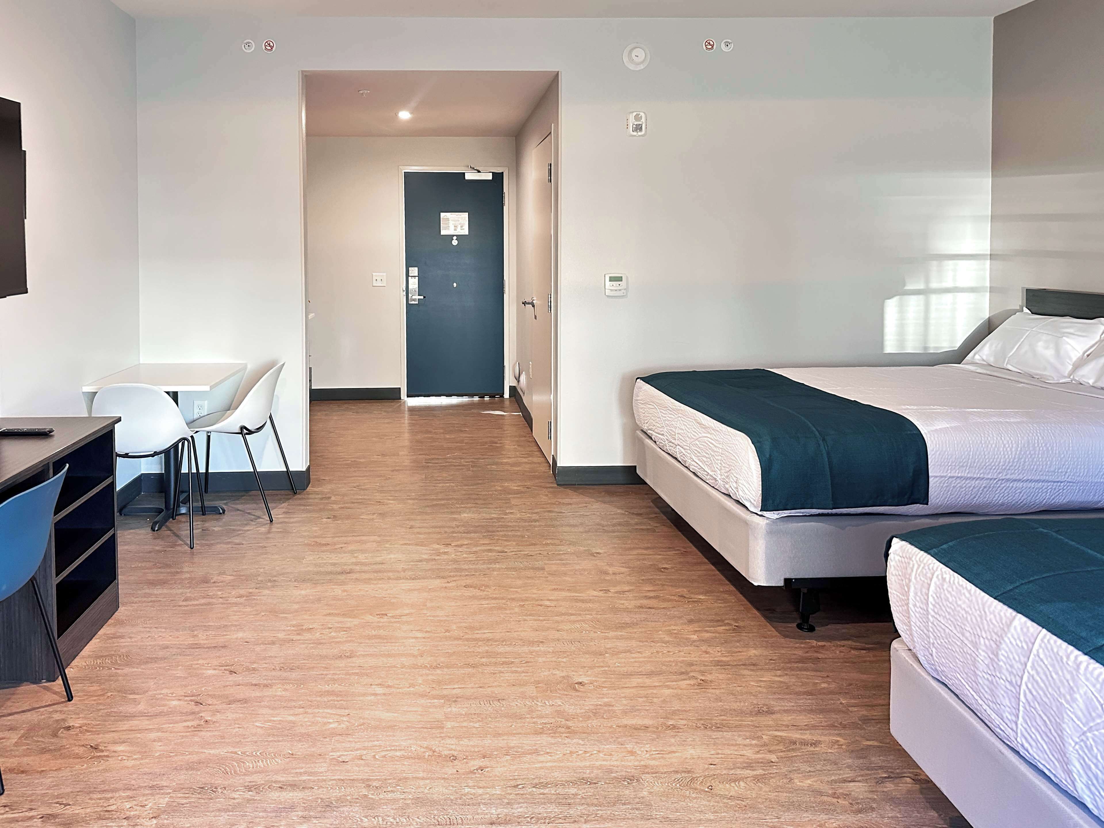 Seprai premium, setrika/meja setrika, Wi-Fi gratis, dan seprai linen