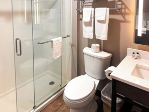 Een haardroger, handdoeken