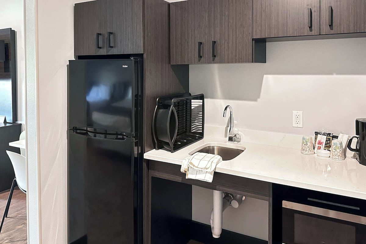 Frigorífico pequeño, microondas, horno y placa de cocina