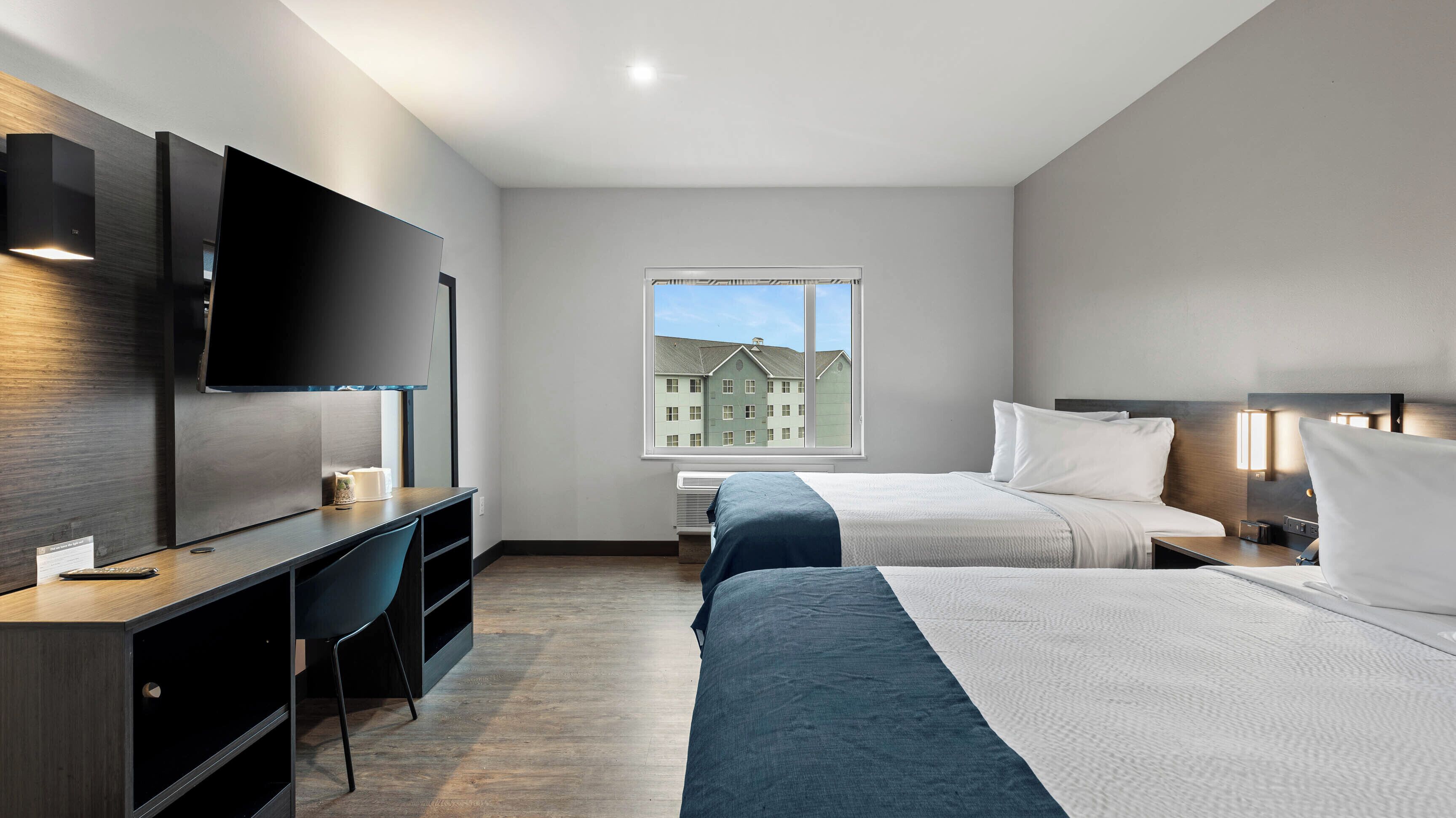 Bộ đồ giường cao cấp, bàn ủi/dụng cụ ủi quần áo 