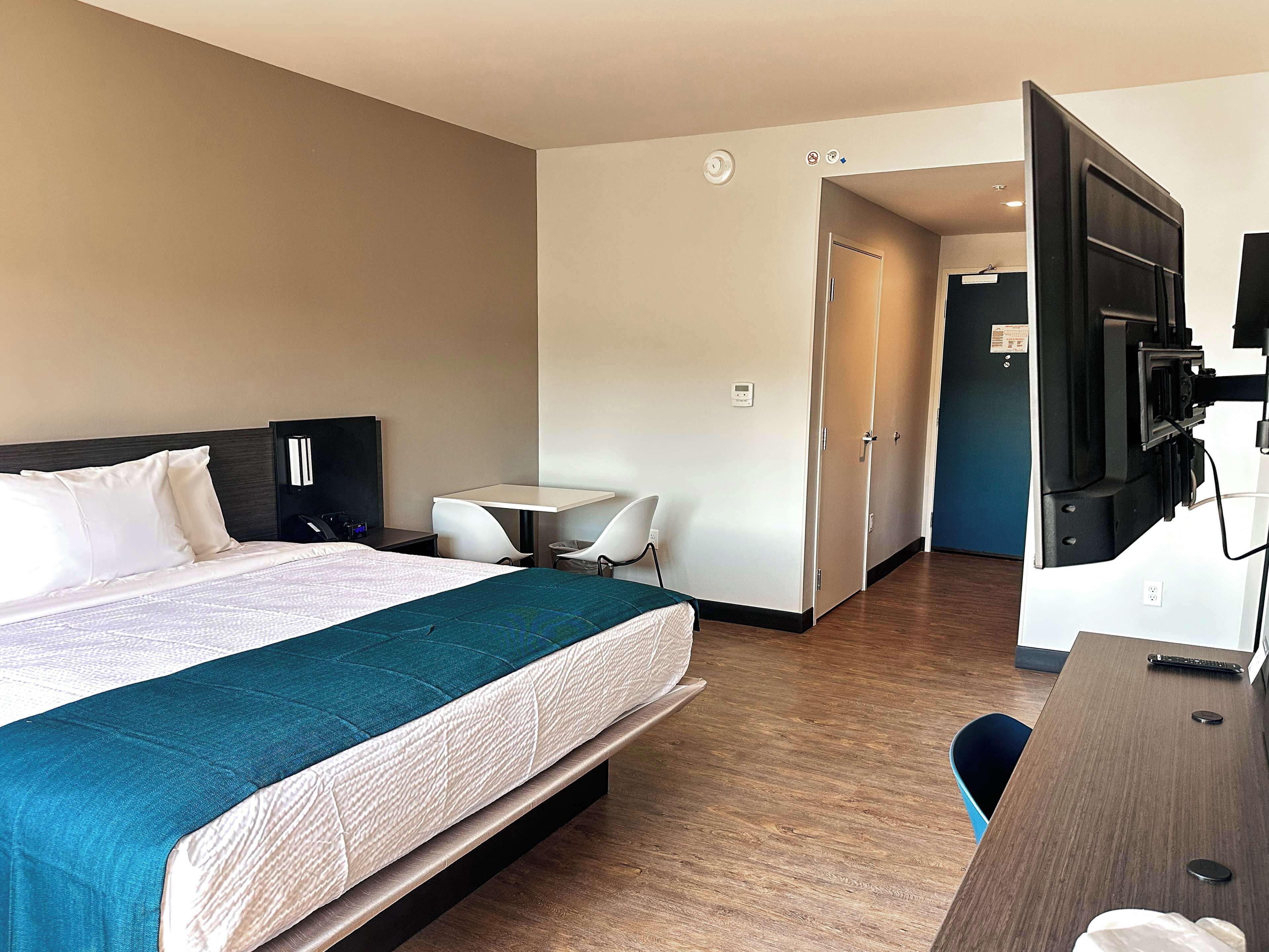 Premium bedding, iron/ironing board, free WiFi, bed sheets