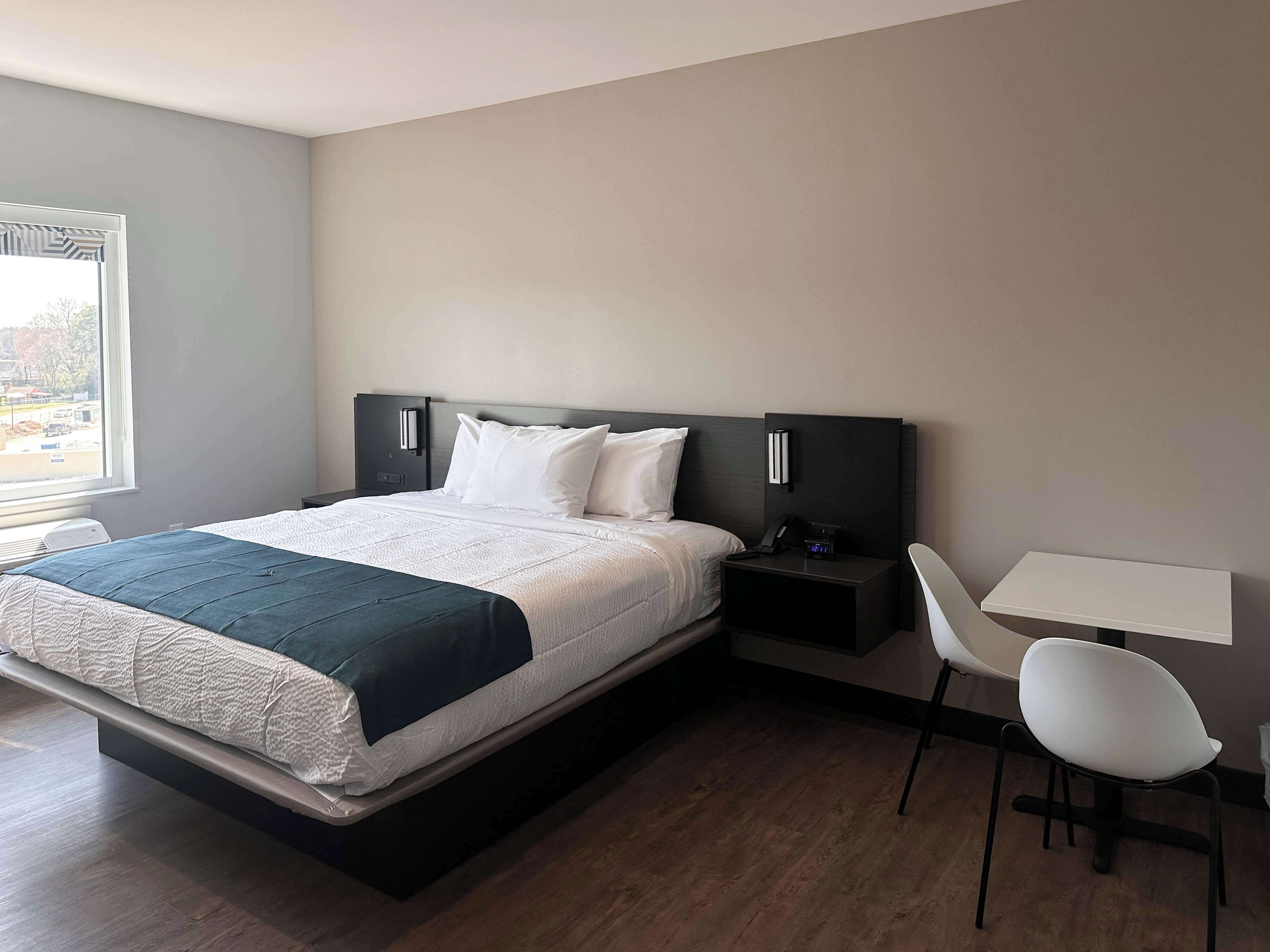 Standard Room, 1 King Bed, Non Smoking | Premium bedding, iron/ironing board, free WiFi, bed sheets