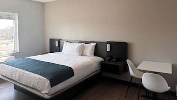 Standard Room, 1 King Bed, Non Smoking | Premium bedding, iron/ironing board, free WiFi, bed sheets