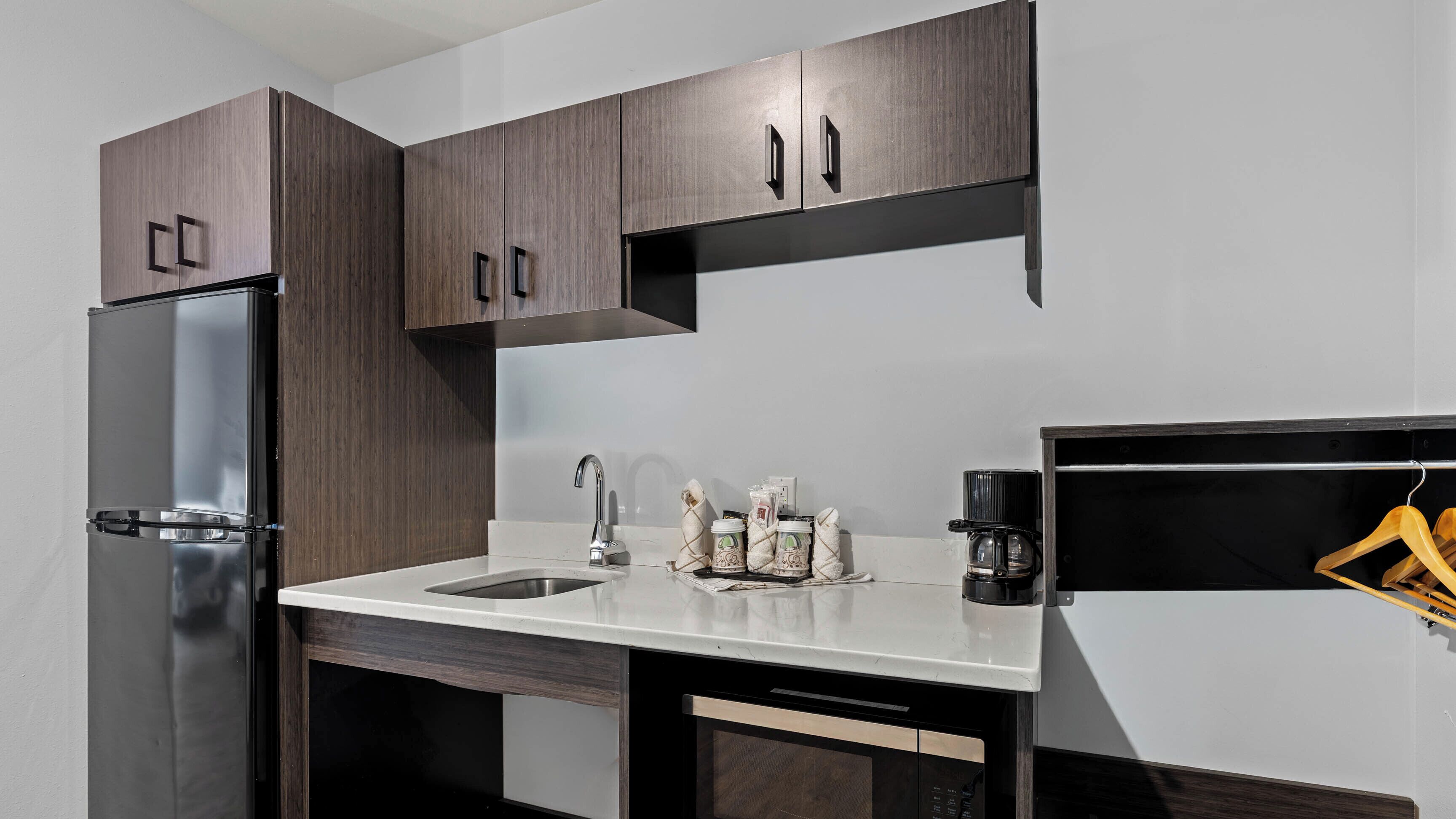 迷你冰箱、微波炉、烤箱、炉灶