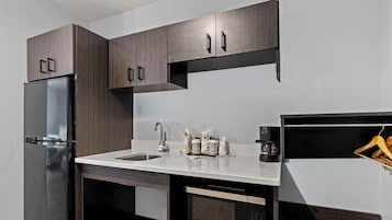 Frigorífico pequeño, microondas, horno y placa de cocina