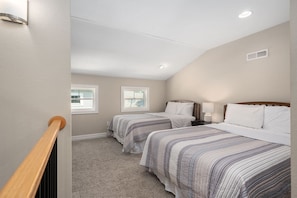 3 bedrooms, iron/ironing board, WiFi, bed sheets - OBX Waterpark Stay N Play 2 (Powells Point)