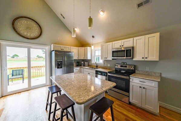 Refrigerador, microondas, horno y parrilla de estufa 