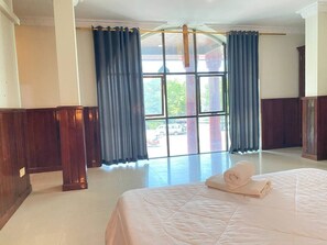 Economy Twin kamer, uitzicht op de stad | Een bureau, een laptopwerkplek, gratis wifi