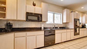 Fridge, microwave, stovetop, dishwasher