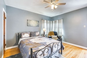1 bedroom, desk, Internet, bed sheets - 10 Mi to Downtown St Louis: Convenient Apartment! (St. Louis)