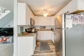 Fridge, microwave, stovetop, dishwasher