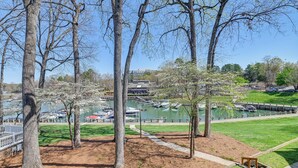 Um parque com árvores, um porto de iates e barcos.