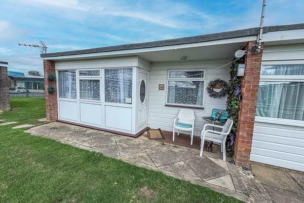 Plan your 2026 family holiday with 2cHolidays at this 4 berth, dog friendly chalet, located on Sundowner Holiday Park in Hemsby, Norfolk.