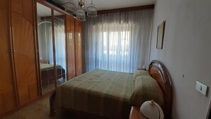 2 bedrooms, in-room safe, iron/ironing board, bed sheets