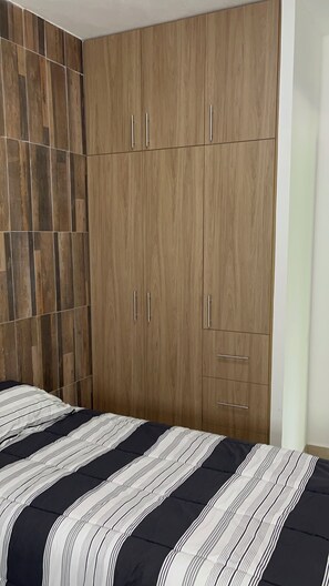 2 bedrooms, iron/ironing board, WiFi