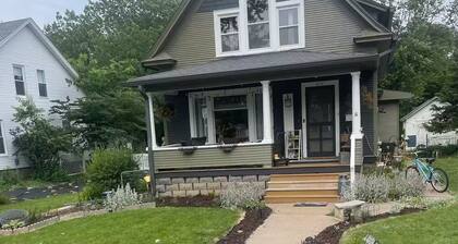 Bella's Abode : Charming 2-bedroom apartment with AC, WiFi in peaceful Geneseo