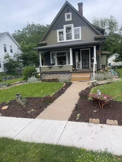 Bella's Abode : Charming 2-bedroom apartment with AC, WiFi in peaceful Geneseo