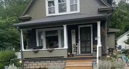 Bella's Abode : Charming 2-bedroom apartment with AC, WiFi in peaceful Geneseo