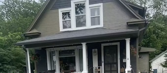 Bella's Abode : Charming 2-bedroom apartment with AC, WiFi in peaceful Geneseo