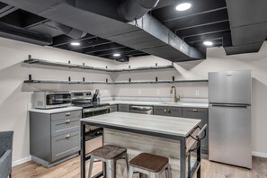 Private kitchen - Avalon Gage House (Topeka)