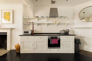 Fridge, microwave, oven, stovetop - CHELSEA ON THE THAMES (London)